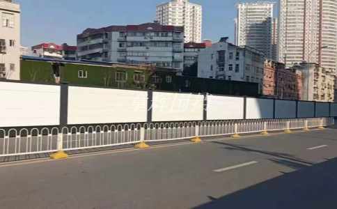 金屬圍擋的柱子和連接件需要特別注意什么問題？